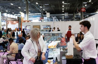 Cliente achetant à manger à l'intérieur du salon